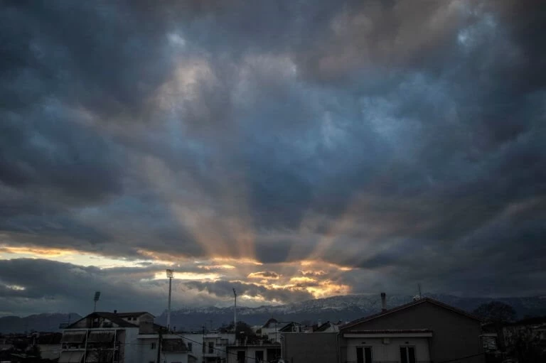 «Αναποφάσιστος» ο καιρός: Άνοδος θερμοκρασίας αλλά και παγετός, βροχές μαζί με ήλιο